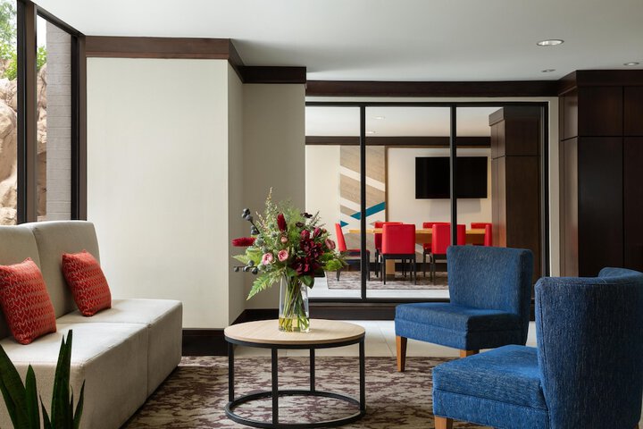 Entrance & Lobby
