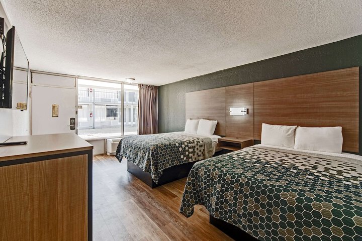 1 Queen Bed (25 of 27)