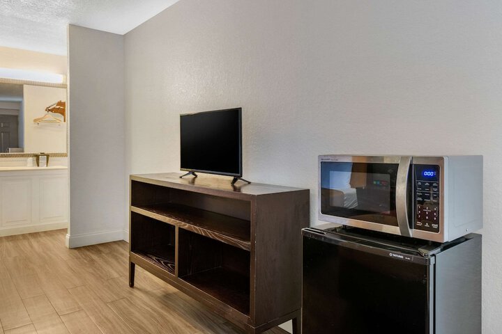 2 Double Beds (6 of 8)