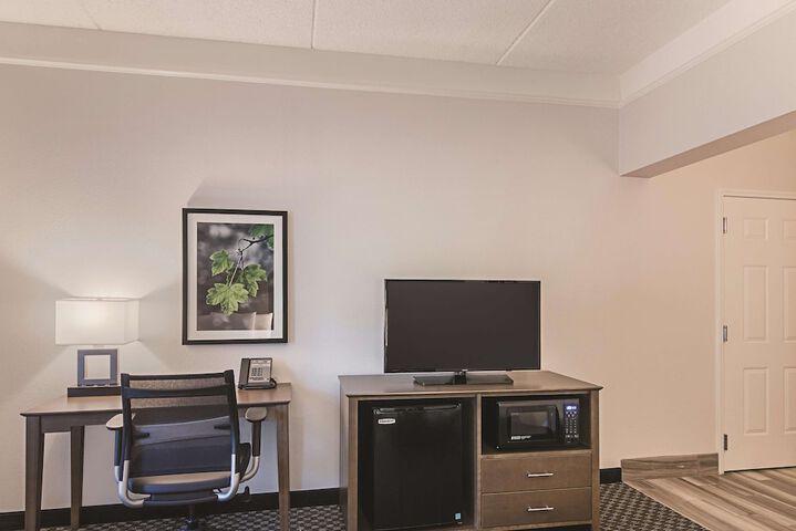2 Double Beds Mobility Hearing Impaired Accessible Room (2 of 13)