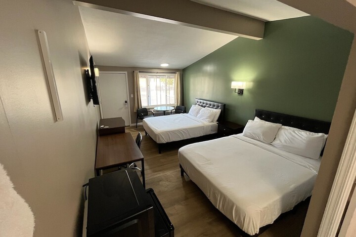 1 Queen Bed Mobility Accessible (34 of 35)