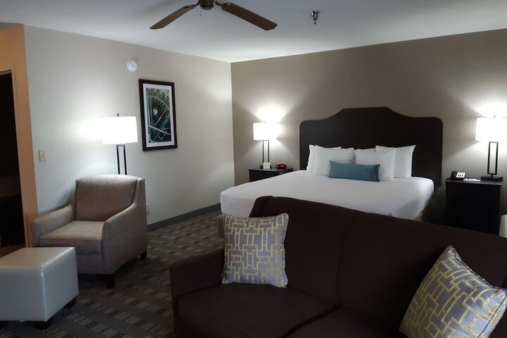 1 King Bed Mobility Accessible Communication Assistance Roll in Shower Full Breakfast (3 of 13)