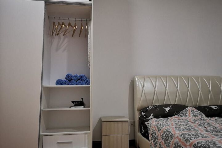 Room 4 of 106