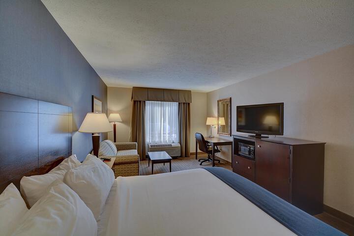 1 King Bed Accessible (9 of 28)