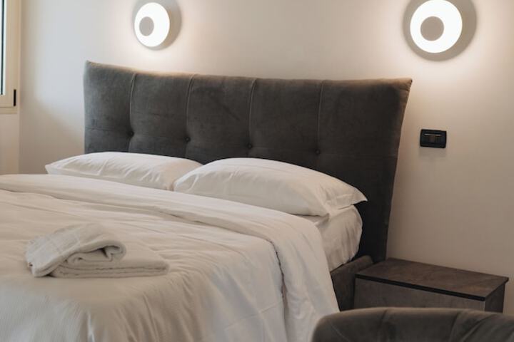 Room 5 of 8