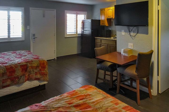 1 Queen Bed (6 of 8)