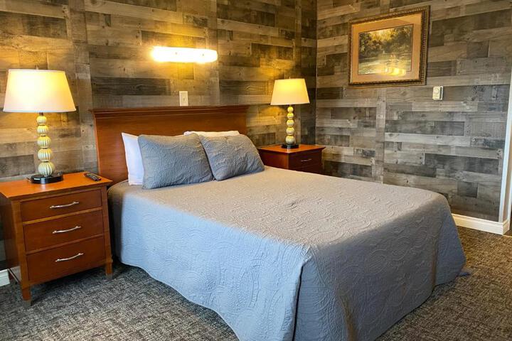 Standard Room, King or Two Doubles (4 of 8)