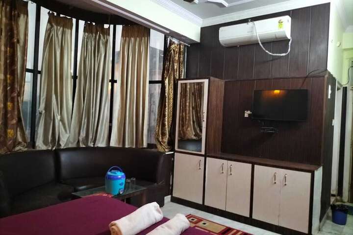 Room 9 of 12
