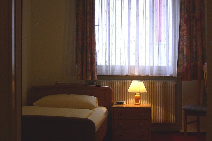 Room 27 of 49