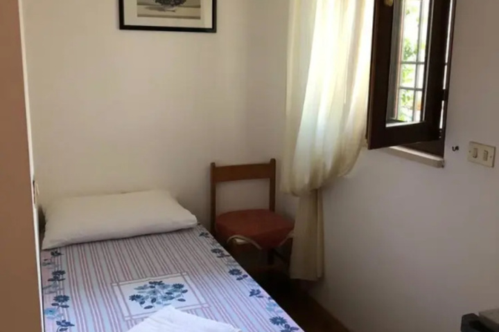 Room 13 of 22