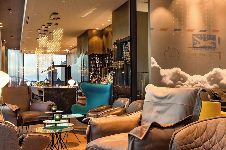 Lounge 36 of 44