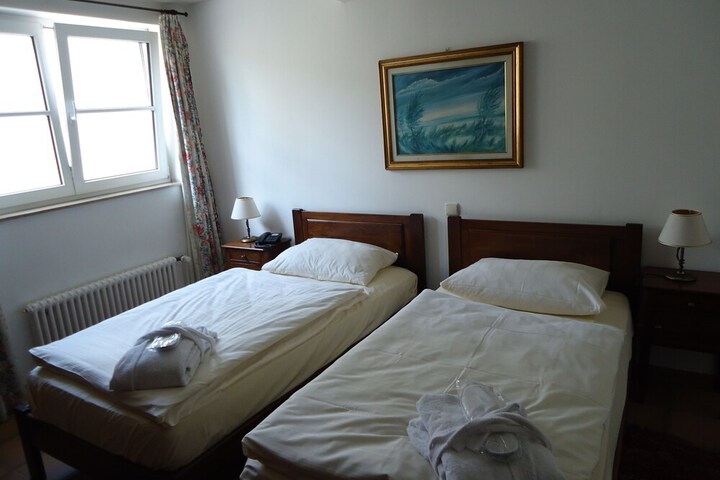 Room 11 of 40