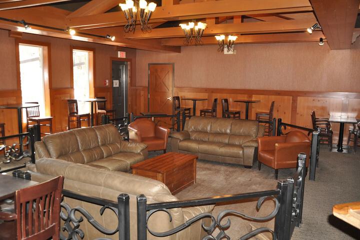 Lounge 31 of 35
