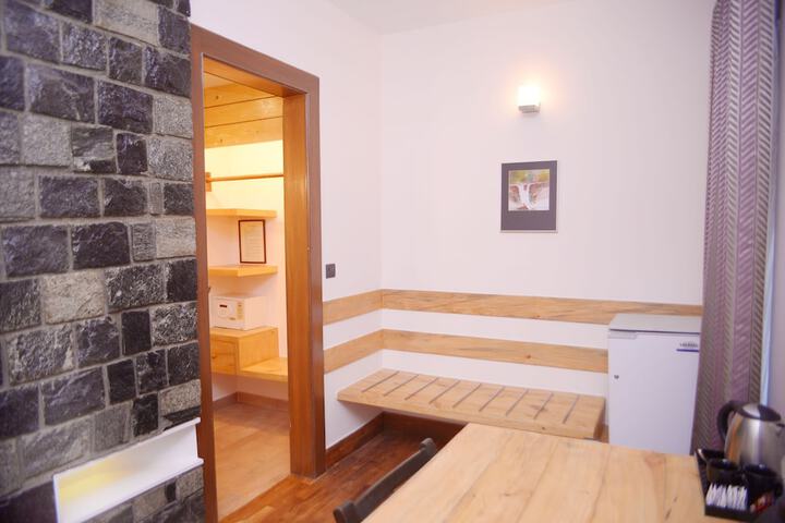 Room 9 of 33