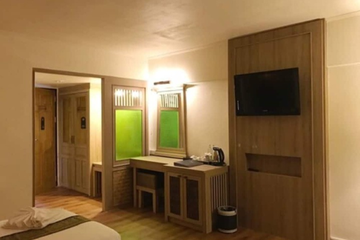 Room 32 of 143