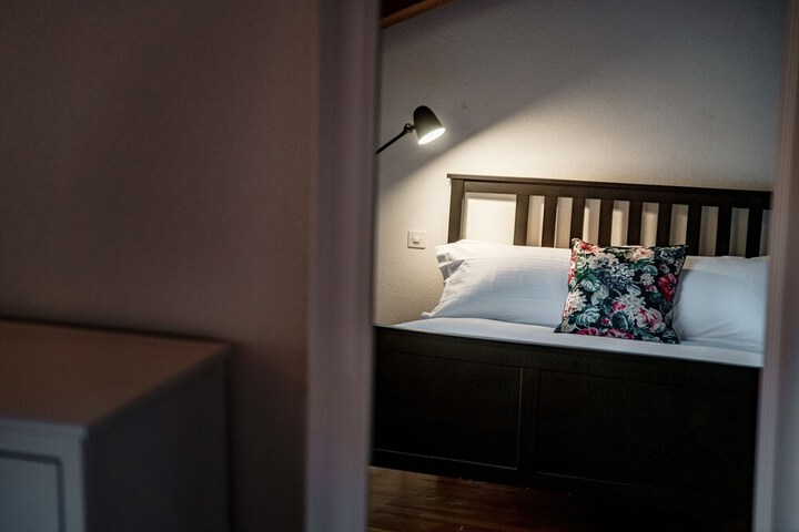 Room 27 of 102