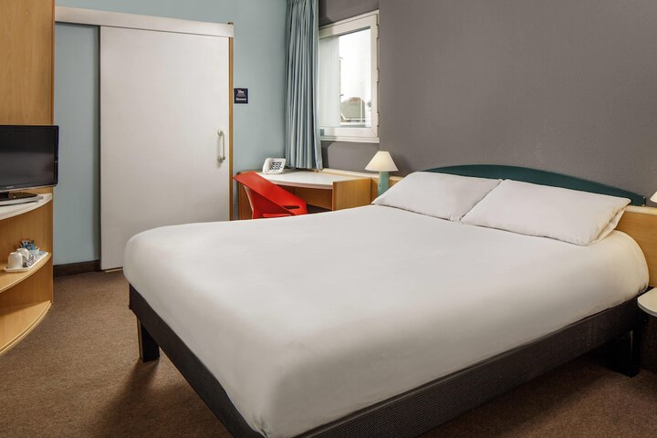 Room 9 of 32