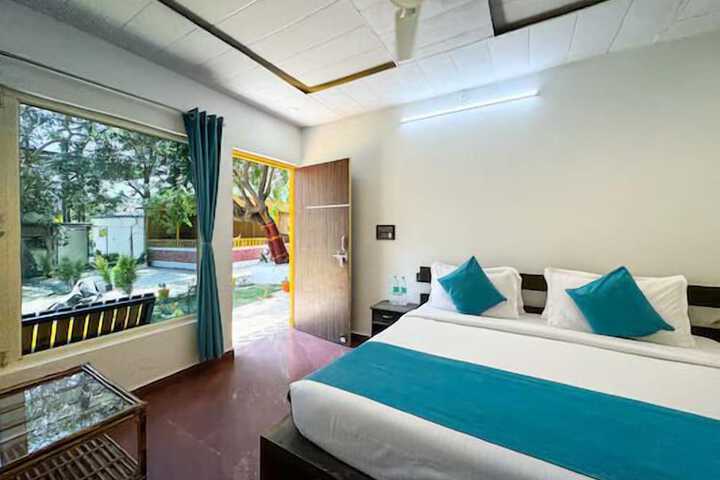 Room 6 of 13