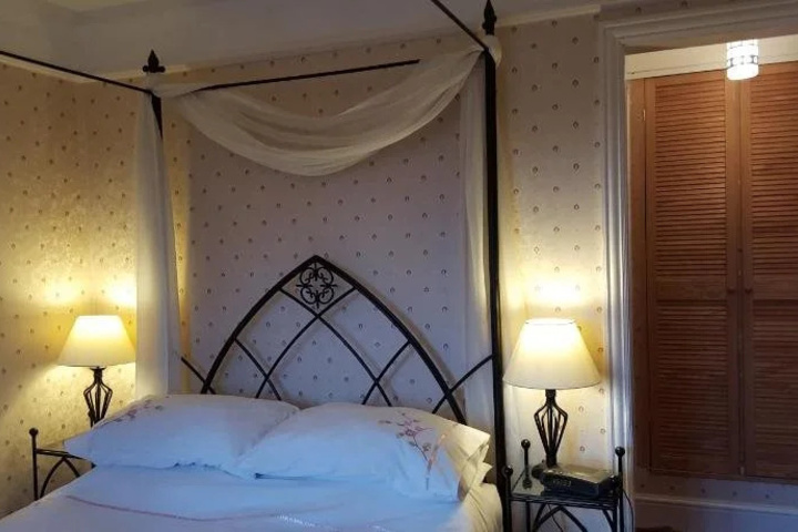 Room 5 of 10