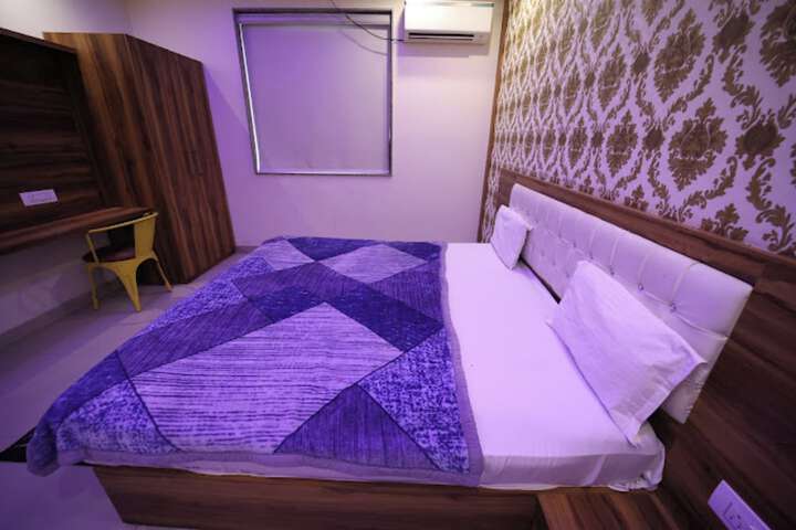 Room 9 of 25