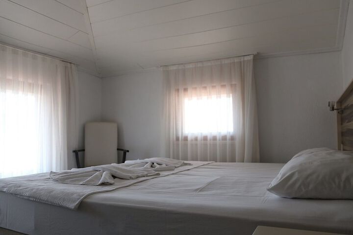 Room 4 of 16