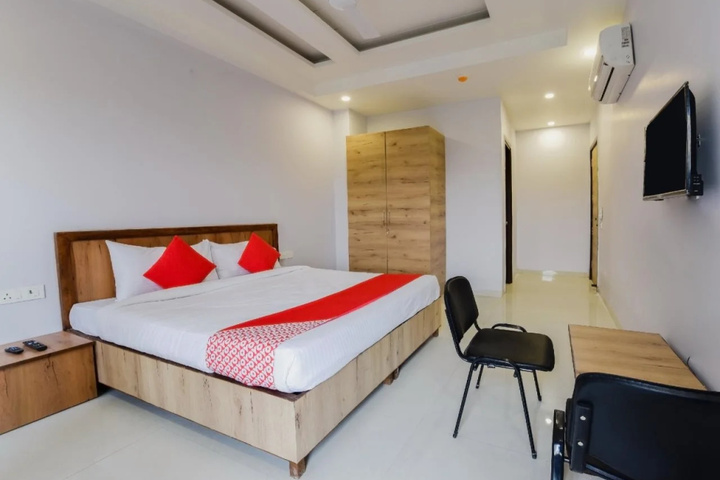 Room 4 of 18