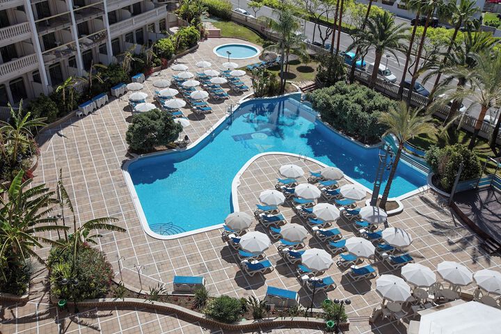 Hotel with Pool