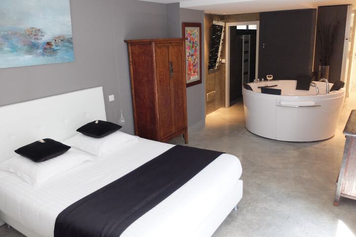 Room 6 of 53