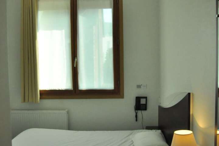 Room 8 of 98