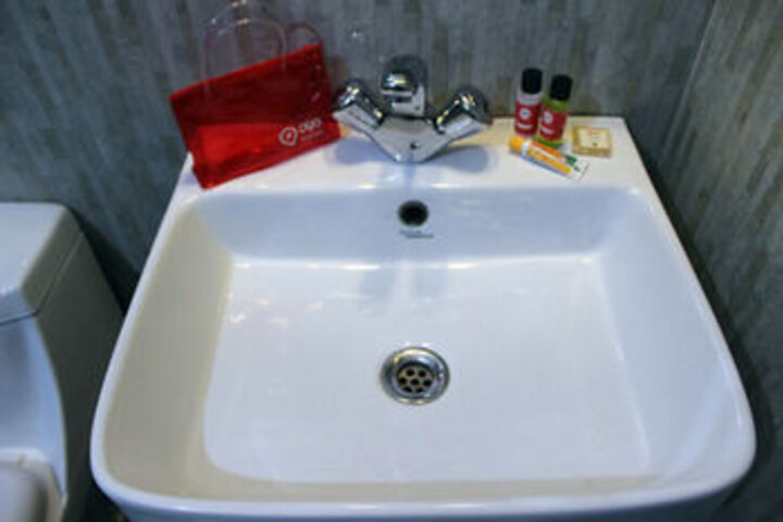 Room 6 of 28