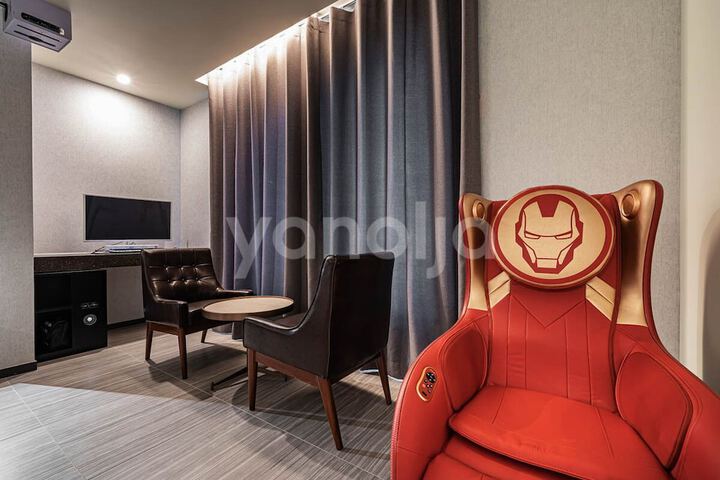 Room 6 of 14