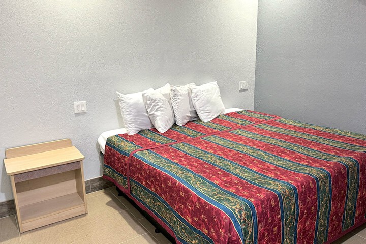 1 King Bed (2 of 15)