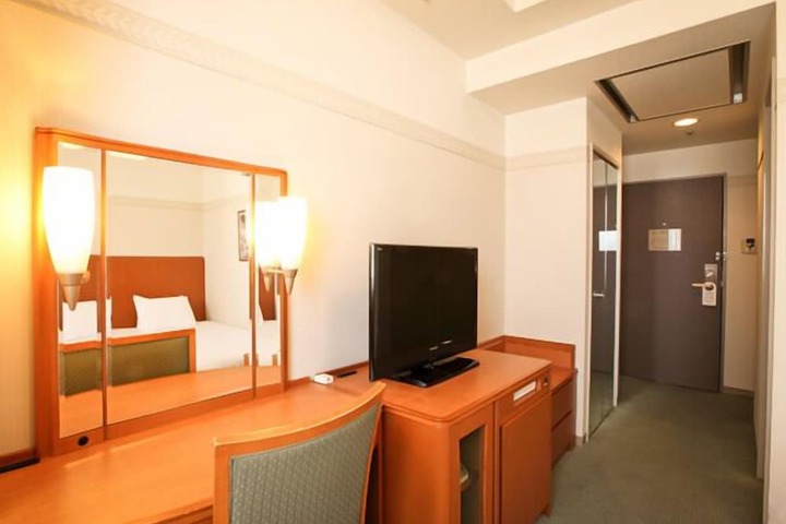 Room 8 of 35