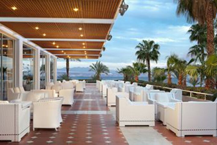 Lounge 9 of 18