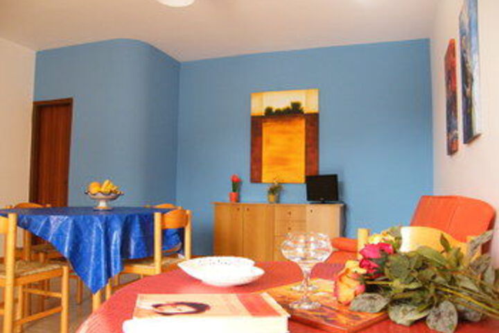 Dining 8 of 21