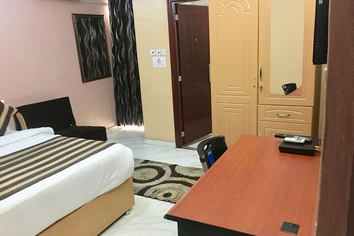 Room 10 of 13
