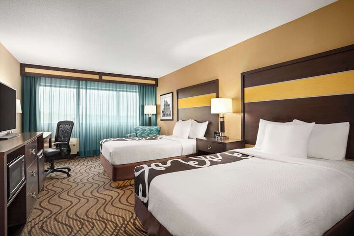 2 Double Beds (3 of 7)