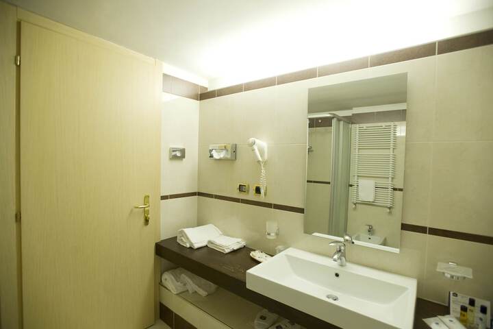 Room 151 of 233