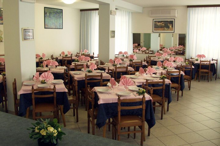 Dining 32 of 61