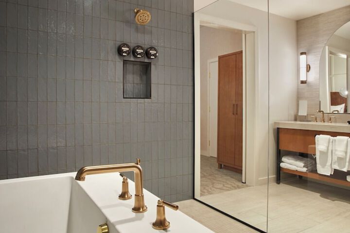 Room 32 of 100