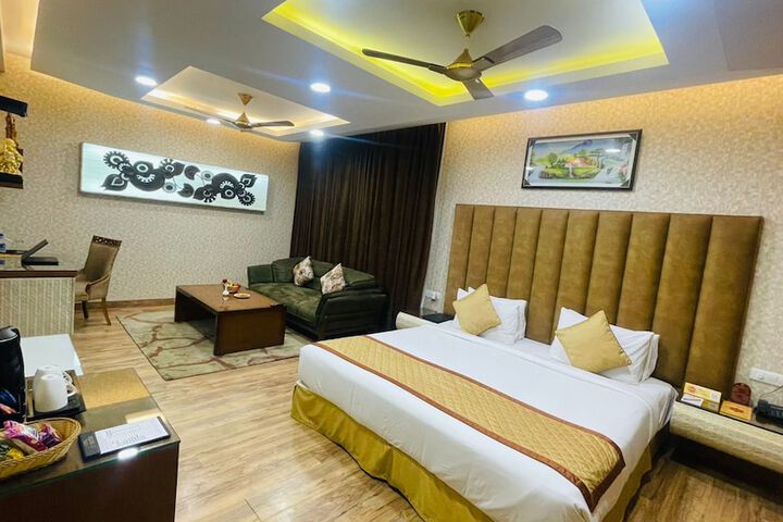 Room 28 of 77