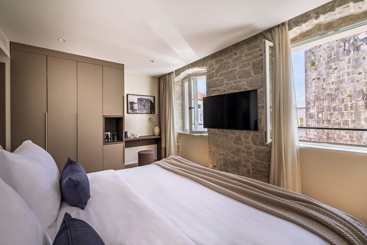 Room 32 of 72