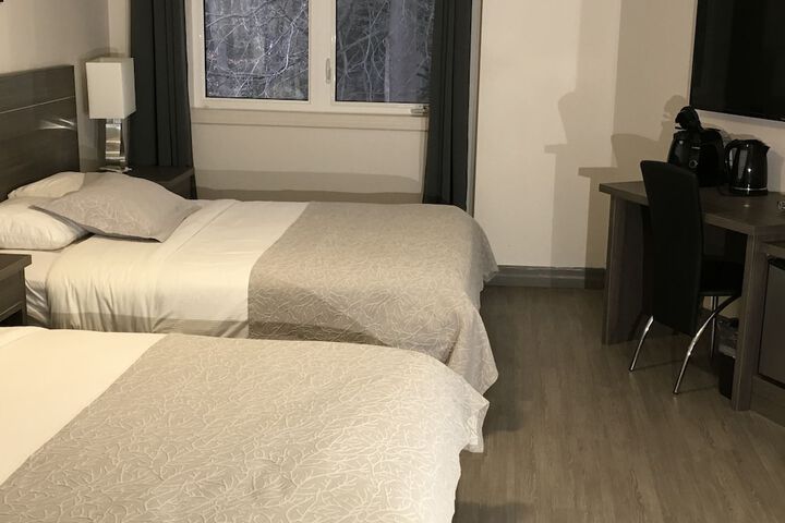 1 Queen Bed (15 of 20)