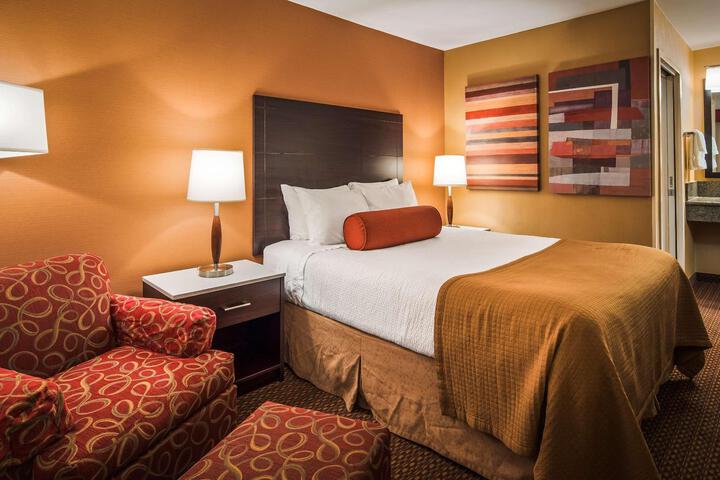 1 King Bed Exterior Accessible Microwave and Refrigerator Full Breakfast (6 of 10)