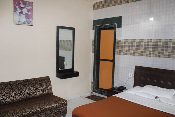 Room 8 of 28