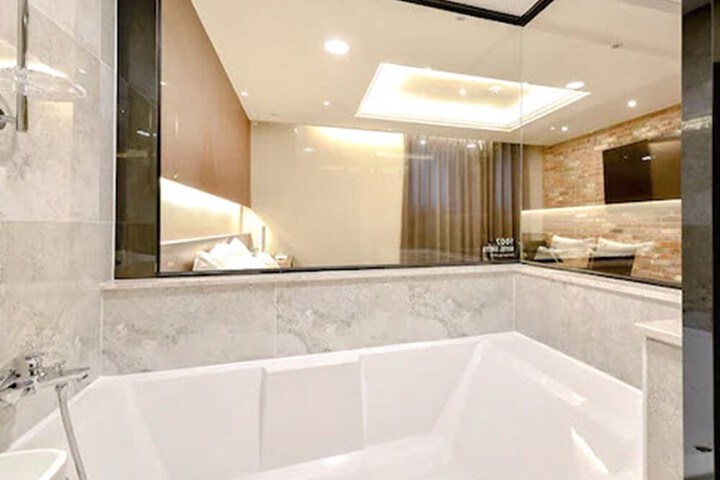Room 4 of 25