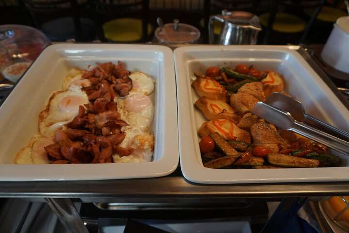 Dining 41 of 52