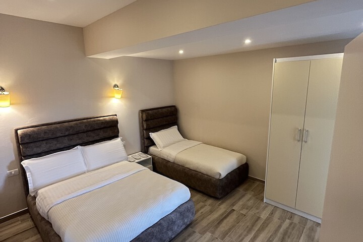 Room 8 of 121