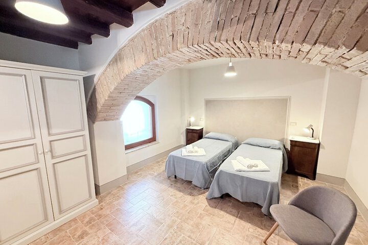 Room 6 of 83
