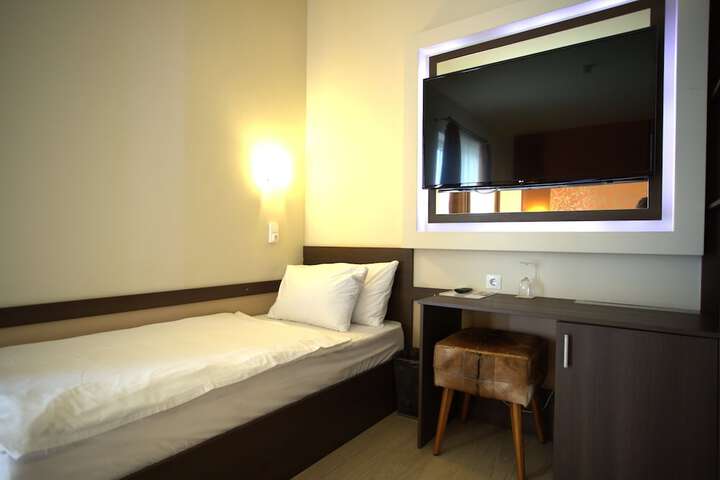 Room 8 of 13